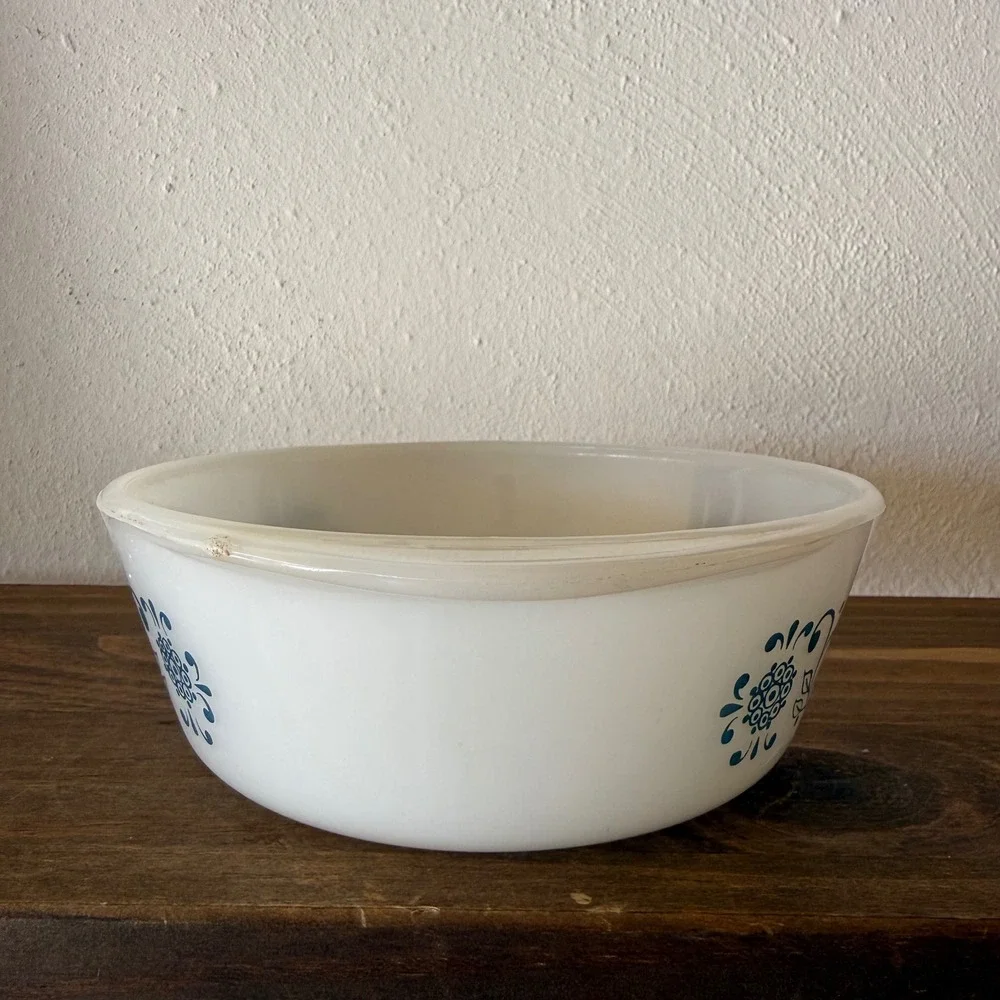 Vtg Glasbake Blue Onion Milk Glass Casserole Dish J510 1QT Round White Blue USA